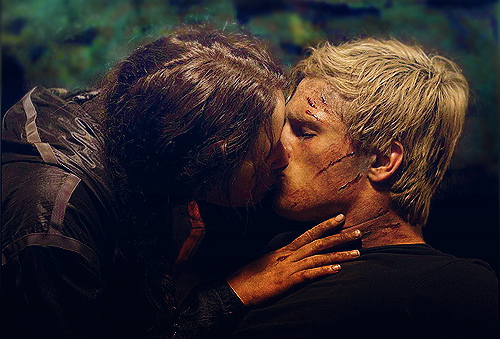 Peeta Katniss Relationship 2 Kiss Girls